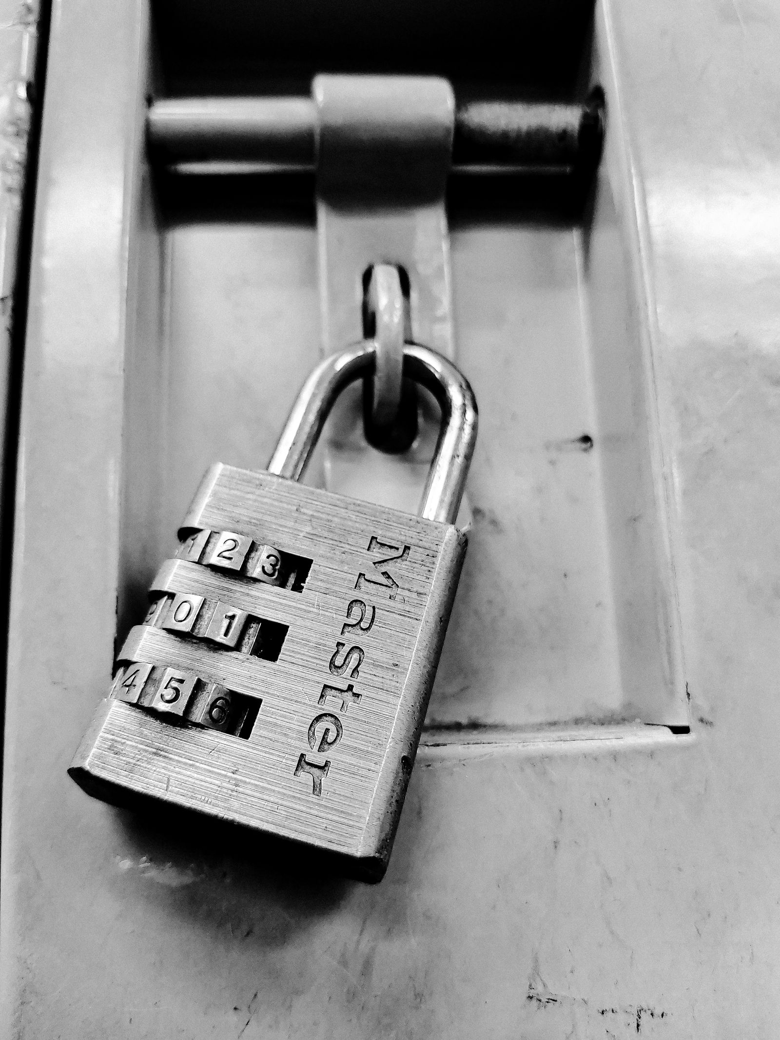 A combination padlock as an illustration of personal privacy controls